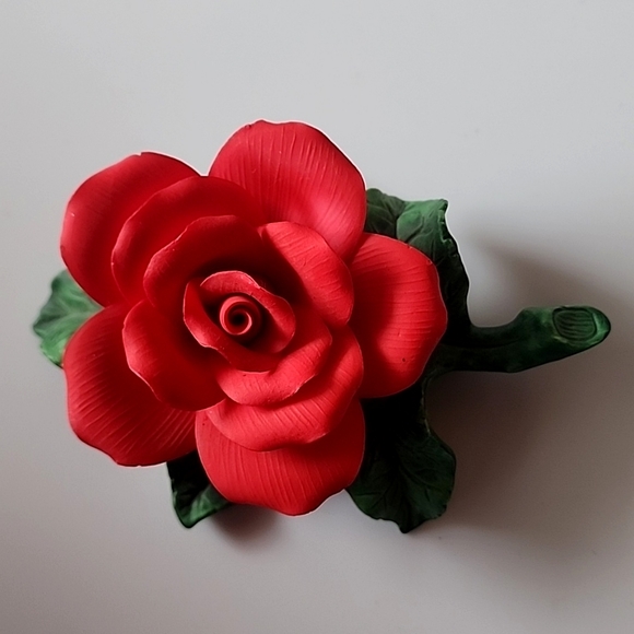 Mr. Lincon, Red ROSE on Vine Decorative. Americans Favorite Porcelain Flower. - Picture 4 of 10